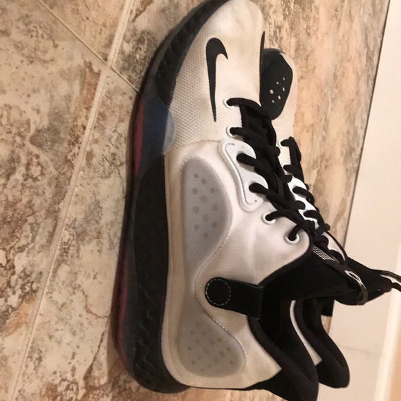 Basketball Shoes - Picture 5 of 7